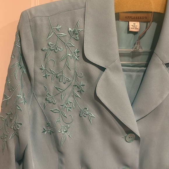 Beautiful woman’s embroidered jacket with matching skirt. Skirt is fully lined. - Picture 3 of 7